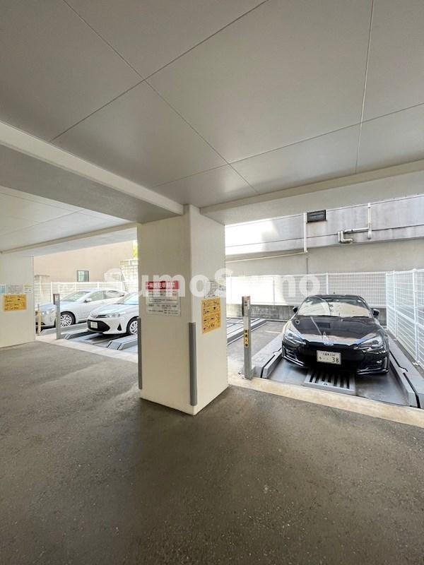 エンクレスト祇園の駐車場