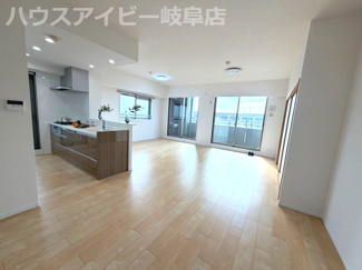 【居間・リビング】 | モアグレース新岐阜4階部分！南東角部屋！3面バルコニー！ペット飼育可能なマンション！アルコープ付き！ | モアグレース新岐阜4階部分！南東角部屋！3面バルコニー！ペット飼育可能なマンション！アルコープ付き！