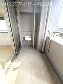 【バルコニー】 | モアグレース新岐阜4階部分！南東角部屋！3面バルコニー！ペット飼育可能なマンション！アルコープ付き！ | モアグレース新岐阜4階部分！南東角部屋！3面バルコニー！ペット飼育可能なマンション！アルコープ付き！