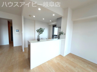 【居間・リビング】 | モアグレース新岐阜4階部分！南東角部屋！3面バルコニー！ペット飼育可能なマンション！アルコープ付き！ | モアグレース新岐阜4階部分！南東角部屋！3面バルコニー！ペット飼育可能なマンション！アルコープ付き！