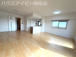 【居間・リビング】 | モアグレース新岐阜4階部分！南東角部屋！3面バルコニー！ペット飼育可能なマンション！アルコープ付き！ | モアグレース新岐阜4階部分！南東角部屋！3面バルコニー！ペット飼育可能なマンション！アルコープ付き！