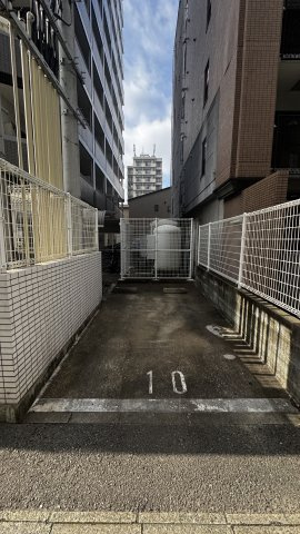 エンクレスト祇園の駐車場