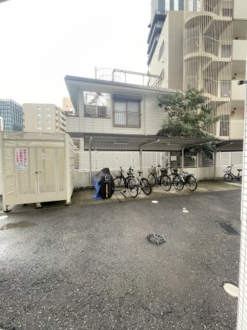 エンクレスト渡辺通Ⅱの駐車場