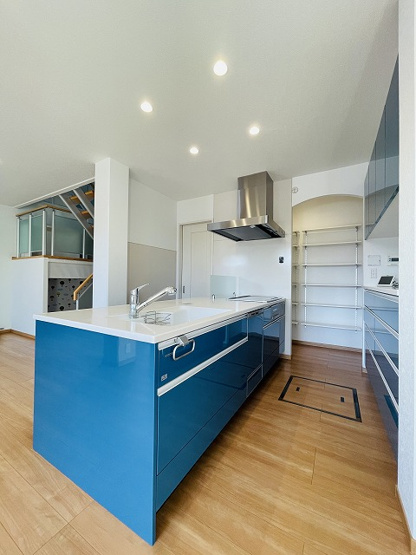 【キッチン】 | 筑紫野市大字筑紫　戸建て | オープンキッチンのセパレートタイプで開放感のあるキッチンです！広いパントリーがあり、収納力もばっちりです！