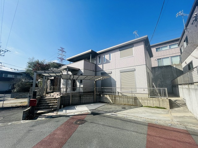 【前面道路含む現地写真】 | 筑紫野市大字筑紫　戸建て | カーポート付きの駐車場は2台止められます！前面道路も広く交通量も少なく閑静な住宅街です！