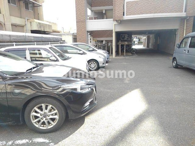 カルフール吉塚の駐車場