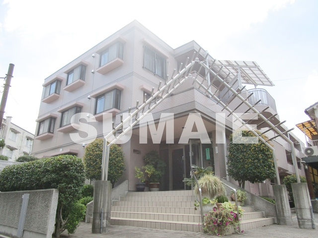 メゾン高木のエントランス|タイル張りのきれいな外観です♪