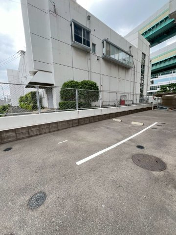 グランフォーレ博多駅プレミアの駐車場