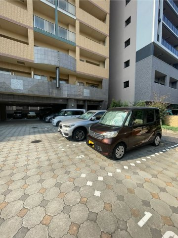 グランフォーレ西新の駐車場