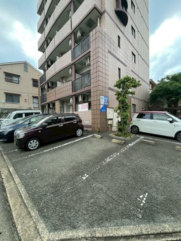 グランフォート平和の駐車場