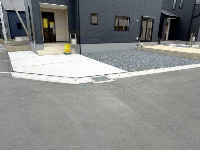 ひたちなか市田彦10期　新築戸建て　1号棟の駐車場|カースペースは3台完備。ゲスト用のスペースも確保できますね♪