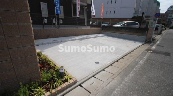 ジュネス大橋駅前の駐車場
