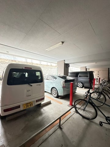 セゾン・ド・ヴィラ平尾の駐車場
