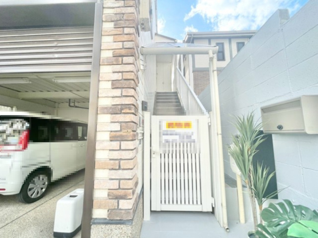 【エントランス】 | 豊中市曽根西町中古戸建 | 現在ご返済中のカーローン・カードローン・教育ローンなどを住宅ローンに一本化したり、家具家電購入費用・引越し費用を住宅ローンと組み合わせるなど、お客さまにメリットの多い住宅ローンのご提案が可能です。