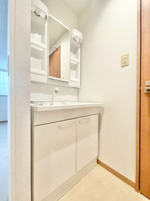 【独立洗面台】 | 豊中市曽根西町中古戸建 | 現在ご返済中のカーローン・カードローン・教育ローンなどを住宅ローンに一本化したり、家具家電購入費用・引越し費用を住宅ローンと組み合わせるなど、お客さまにメリットの多い住宅ローンのご提案が可能です。