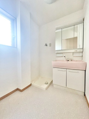 【独立洗面台】 | 豊中市曽根西町中古戸建 | 弊社のファイナンシャルプランナーより、将来に向けた資金計画・住宅ローンの無料相談が皆様に大変ご好評頂いております！物件ご購入の前に、まずはお気軽にご相談くださいませ。