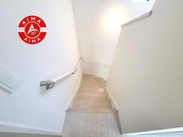 福岡市早良区内野５丁目第1-3棟（1号棟）の内装|階段からも明るい光が入ります。採光や通風も階段の重要な役割です。