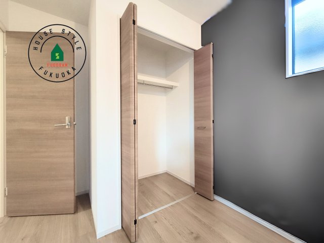 福岡市早良区内野５丁目第1-3棟（1号棟）の内観：施工例|洋服や大きな荷物が多い方や人数の多いご家族などは、一般的なクローゼットよりもウォークインクローゼットのほうが使い勝手が良いです。