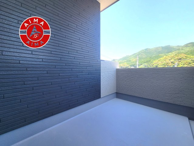 福岡市早良区内野５丁目第1-3棟（1号棟）のバルコニー|風をしっかりと感じられるバルコニーでは、毎日が洗濯日和です。広々としているので洗濯も楽しくなるでしょうし、気分転換にバルコニーからの眺めを楽しむのもいいでしょう。