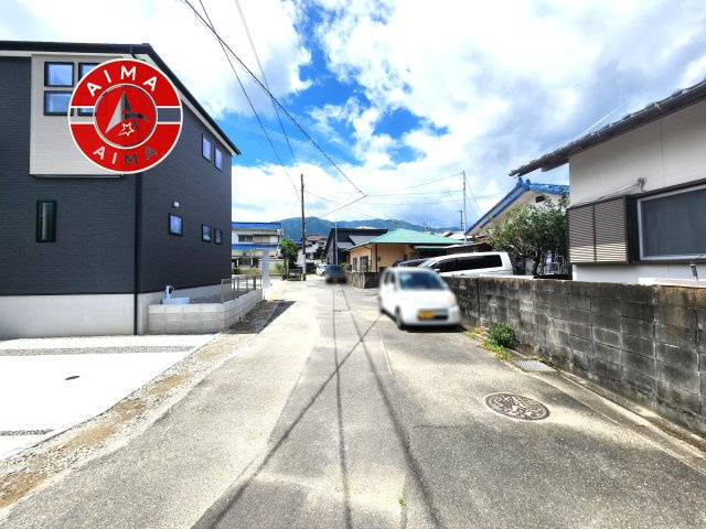 福岡市早良区内野５丁目第1-3棟（1号棟）の前面道路含む現地写真|前面道路は閑静な住宅地をはしる車通りの少ない道路。お車の出し入れが苦手なママや小さなお子様にも安心ですね。しっかり舗装もされているので、ベビーカーや自転車で通っても快適に通行できます。