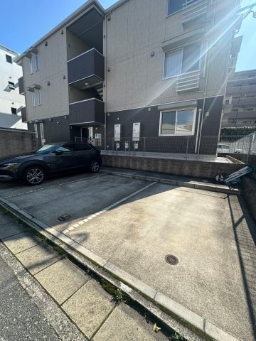 ジュネス大橋駅前の駐車場