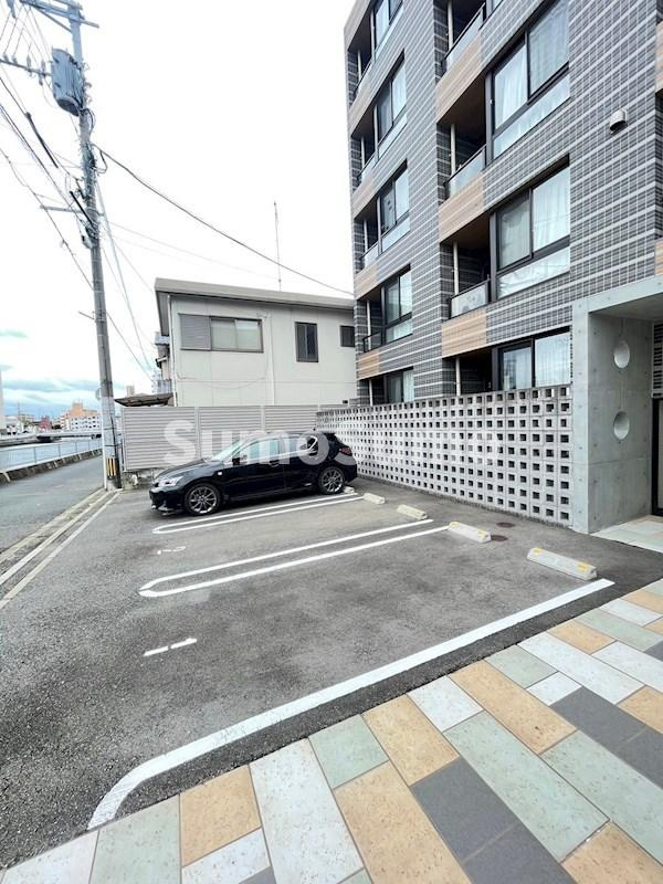 サニークレスト西新の駐車場