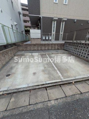 ジュネス大橋駅前の駐車場