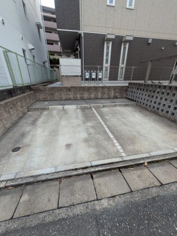 ジュネス大橋駅前の駐車場