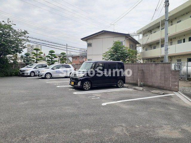 ヒュースロア井尻の駐車場