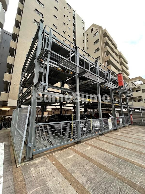 ナビールコート薬院の駐車場