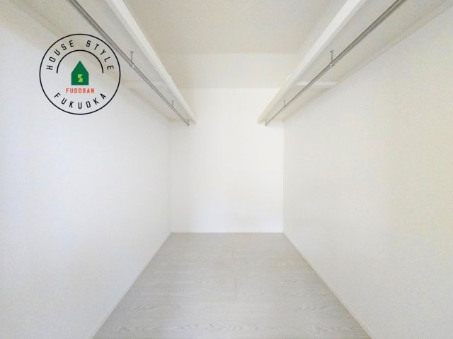 福岡市早良区内野５丁目第1-3棟（2号棟）の内観：施工例|洋服や大きな荷物が多い方や人数の多いご家族などは、一般的なクローゼットよりもウォークインクローゼットのほうが使い勝手が良いです。