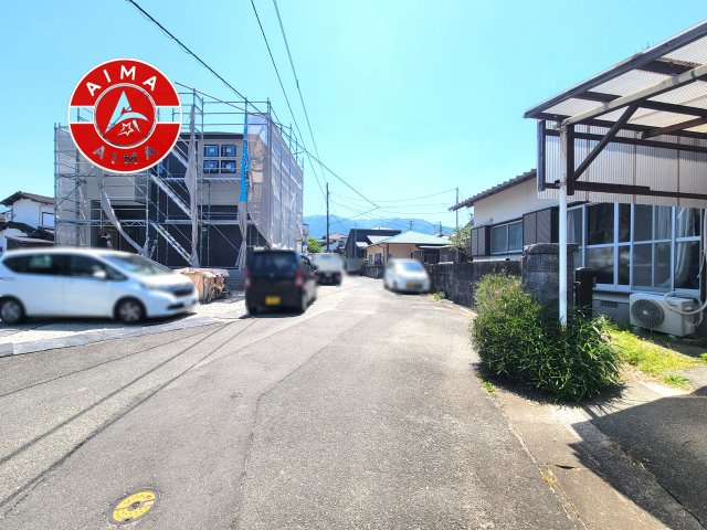 福岡市早良区内野５丁目第1-3棟（2号棟）の前面道路含む現地写真|前面道路は閑静な住宅地をはしる車通りの少ない道路。お車の出し入れが苦手なママや小さなお子様にも安心ですね。しっかり舗装もされているので、ベビーカーや自転車で通っても快適に通行できます。