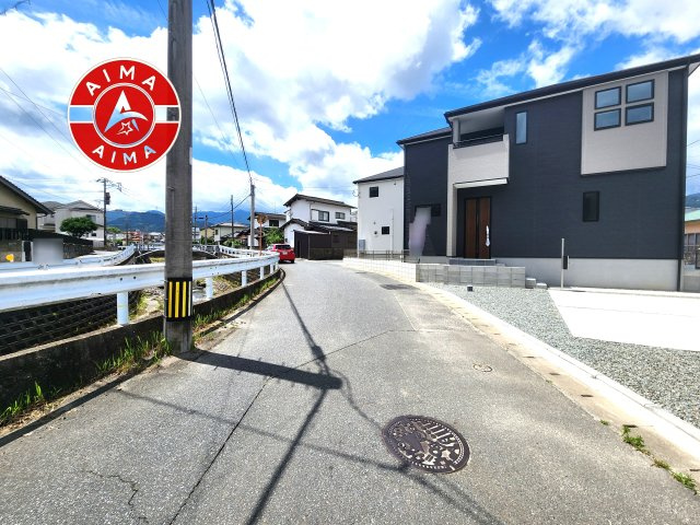 福岡市早良区内野５丁目第1-3棟（2号棟）の前面道路含む現地写真|前面道路は閑静な住宅地をはしる車通りの少ない道路。お車の出し入れが苦手なママや小さなお子様にも安心ですね。しっかり舗装もされているので、ベビーカーや自転車で通っても快適に通行できます。