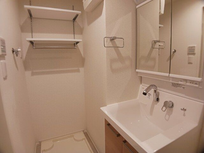 【独立洗面台】 | スアヴィス鳩ケ谷 | 独立洗面台、小物を置くことができて便利です