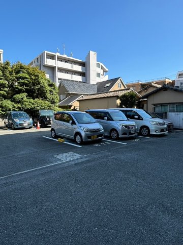 ビジネス・ワン六本松の駐車場