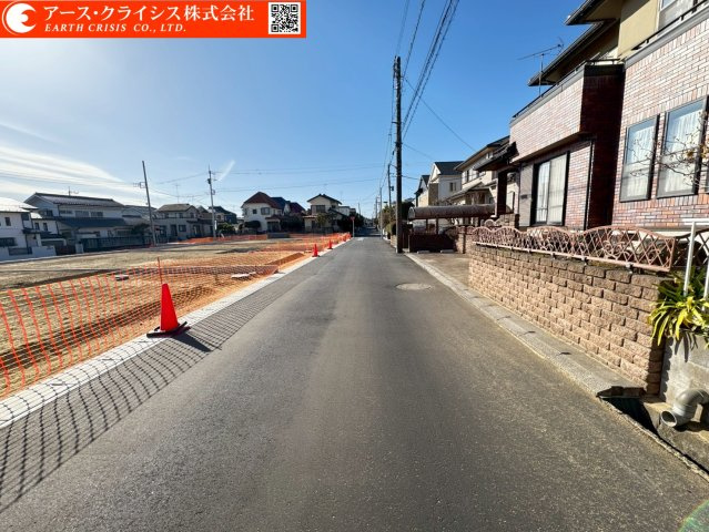 【前面道路含む現地写真】 | 我孫子市青山台10期　全3区画 | 建築条件なし。思い描いたマイホームを、そのままカタチに。陽当たりも良く、ガーデニングや家庭菜園にもぴったりのゆとりある敷地。資産としても魅力のある立地で、将来を見据えた住まい選びを。
