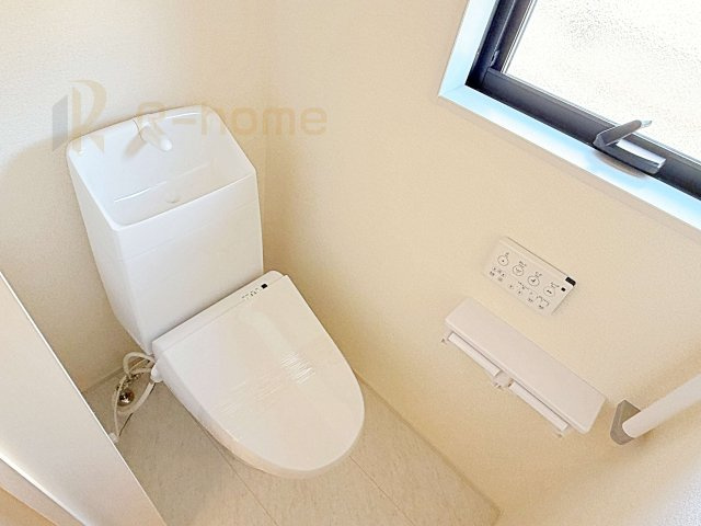 ひたちなか市田彦10期　新築戸建て　2号棟のトイレ|温水洗浄便座付きのトイレ。
トイレが２ヵ所設置で朝の忙しい時間でも安心です。