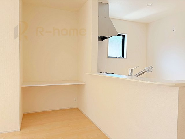 ひたちなか市田彦10期　新築戸建て　2号棟の居間・リビング|リビングに使い勝手の良いカウンター付き！お子様の勉強やパソコンスペースに♪