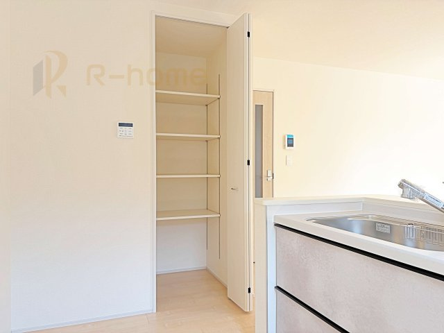 ひたちなか市田彦10期　新築戸建て　2号棟の収納|キッチンパントリーとしても活用できる収納！リビングに物を出さず、綺麗を保てそうですね♪