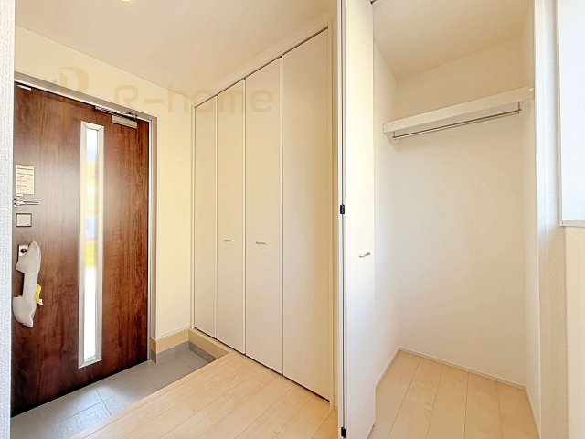 ひたちなか市田彦10期　新築戸建て　2号棟の収納|掃除用具などの収納に便利なホール収納！家族で活用できる便利な収納スペース♪