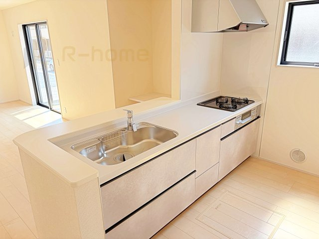 ひたちなか市田彦10期　新築戸建て　2号棟のキッチン|料理をしながら家族とコミュニケーションが取れる対面式システムキッチン。