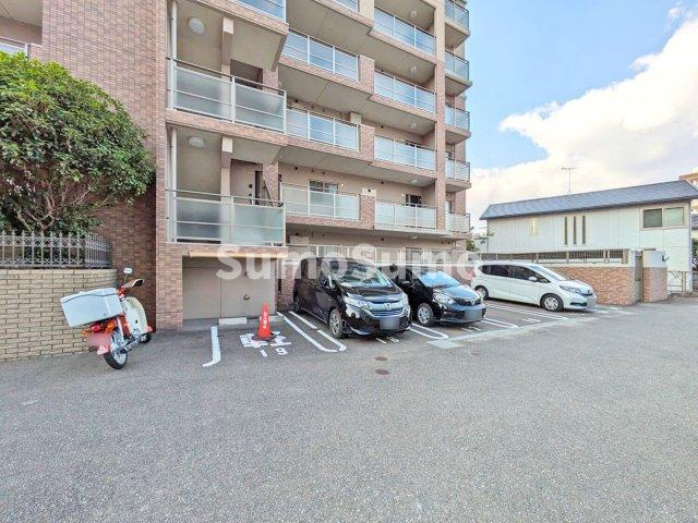 ネオジェラーモの駐車場