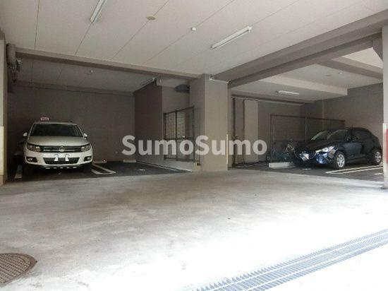 ピュアドームグランディー博多の駐車場