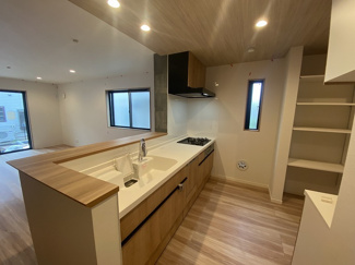 【キッチン】 | 世田谷区砧7丁目  1号棟 | 食洗器・浄水器一体シャワー水栓・三口ガスコンロ・タッチレス水栓