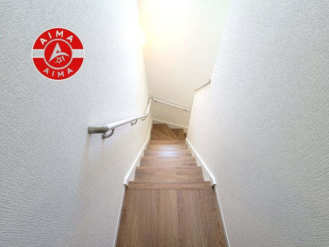 福岡市早良区内野５丁目第1-3棟（3号棟）の内装|階段からも明るい光が入ります。採光や通風も階段の重要な役割です。