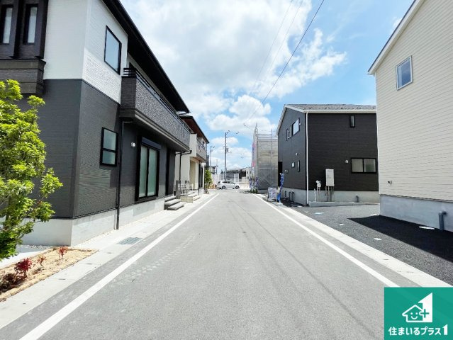 大津市雄琴　第2期　新築一戸建ての前面道路含む現地写真|周辺は閑静な住宅街！前面道路広々で車の出し入れも便利です。駐車が苦手な方でも安心して車庫入れできます！