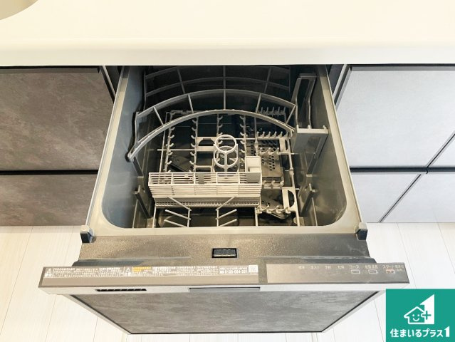 大津市雄琴　第2期　新築一戸建ての設備|食事後の一仕事、食器洗いをボタン一つでお任せできちゃいます！場所を取らないビルトイン式なので、お料理スペースもしっかり確保！