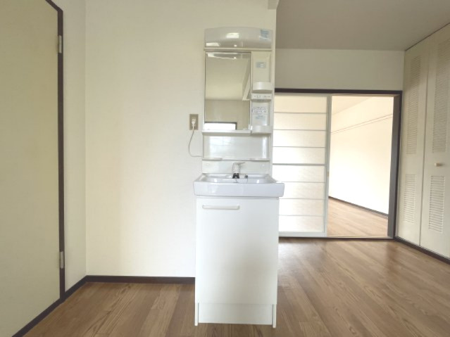サンビレッジタケウチの独立洗面台|別部屋同間取りのお写真となります。参考にご覧くださいませ。