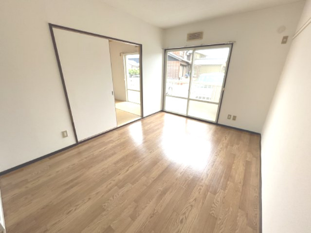 サンビレッジタケウチの洋室|別部屋同間取りのお写真となります。参考にご覧くださいませ。