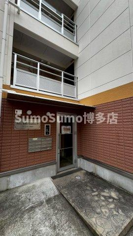 パームヴィラ笹原Ⅳのエントランス|建物の内部です